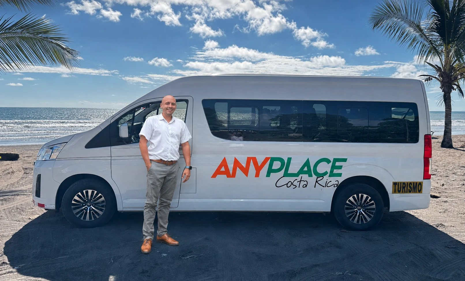 Juan Carlos Juanka Bustos junto al microbús de Anyplace Costa Rica
